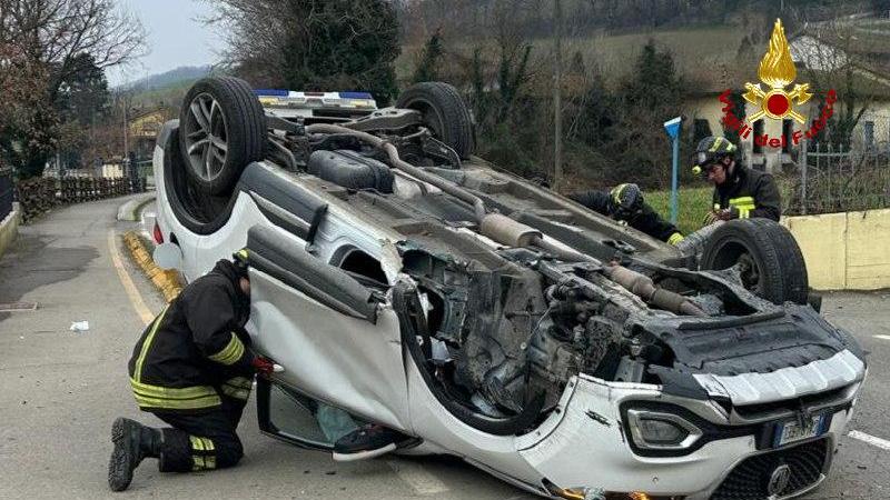 Auto si rovescia in strada, dentro mamma e bimbo