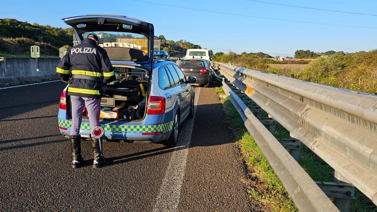 Perde il controllo dell’auto e finisce sul guard rail: spavento sulla camionale