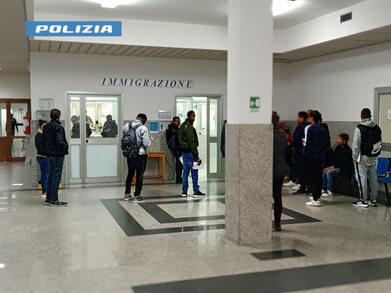 Irregolare e con precedenti penali, espulso e rimpatriato