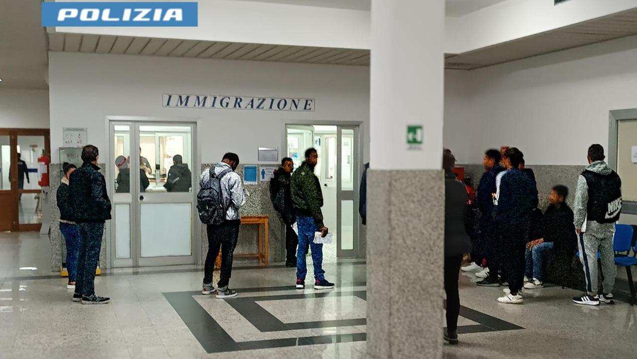 Irregolare e con precedenti penali, espulso e rimpatriato