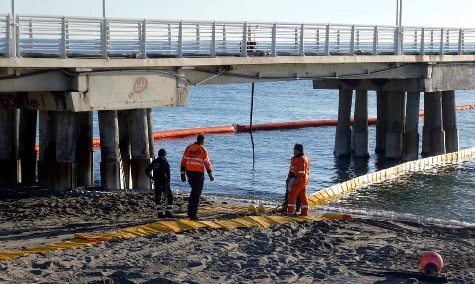 
	Qui&nbsp;i tecnici e gli operai al lavoro per disporre le panne contenitive intorno al pontile (foto Cuffaro)

