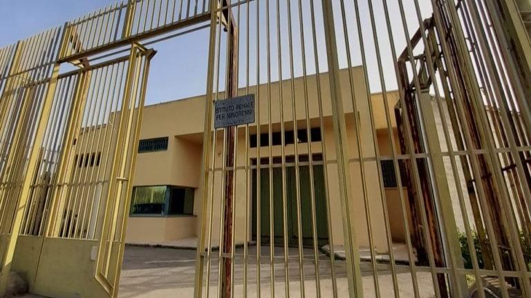 Incendio nel carcere minorile, due agenti intossicati