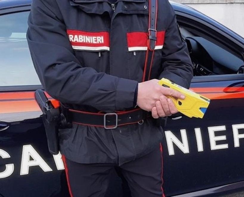 Ferrara, fermato grazie all’uso del taser ma un pezzo gli rimane nella testa