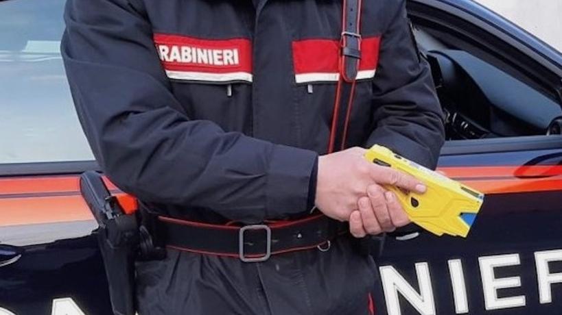 Ferrara, fermato grazie all’uso del taser ma un pezzo gli rimane nella testa