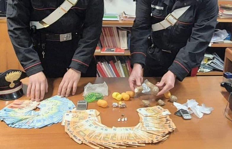 Cocaina e hascisc a casa, arrestato un 24enne