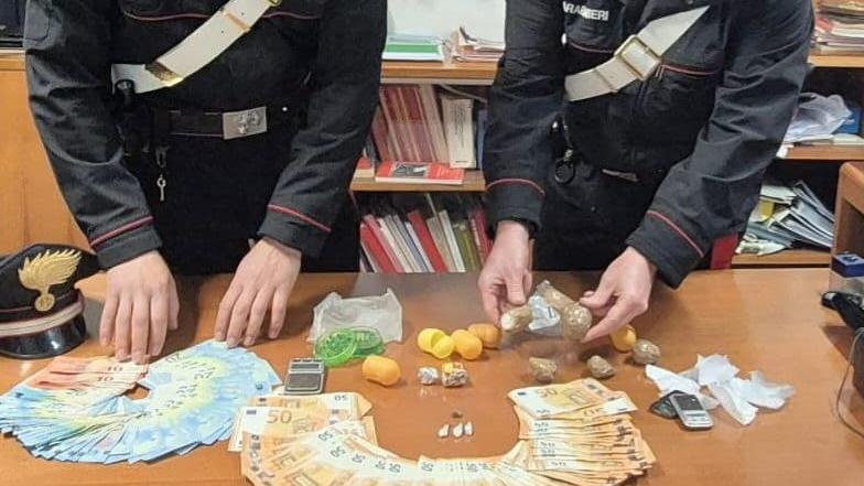 Cocaina e hascisc a casa, arrestato un 24enne