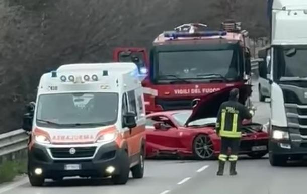 
	L'incidente della Ferrari in tangenziale (foto da Facebook)

