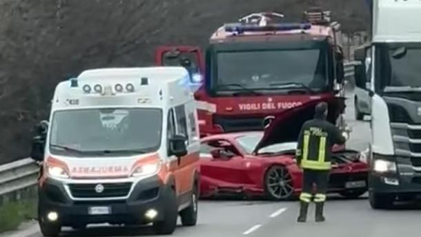 L'incidente della Ferrari in tangenziale (foto da Facebook)