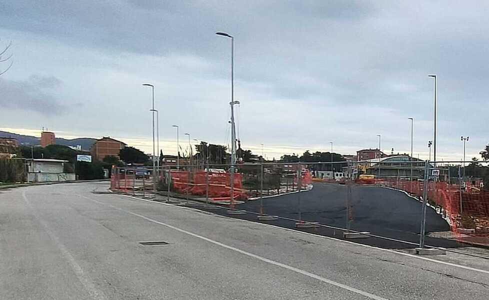 Livorno, maxi-cantiere in via Cattaneo la nuova strada è quasi pronta. Poi la demolizione del ponte<br>
