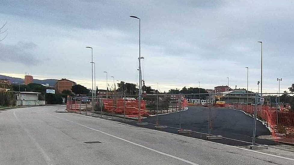 Livorno, maxi-cantiere in via Cattaneo la nuova strada è quasi pronta. Poi la demolizione del ponte<br>