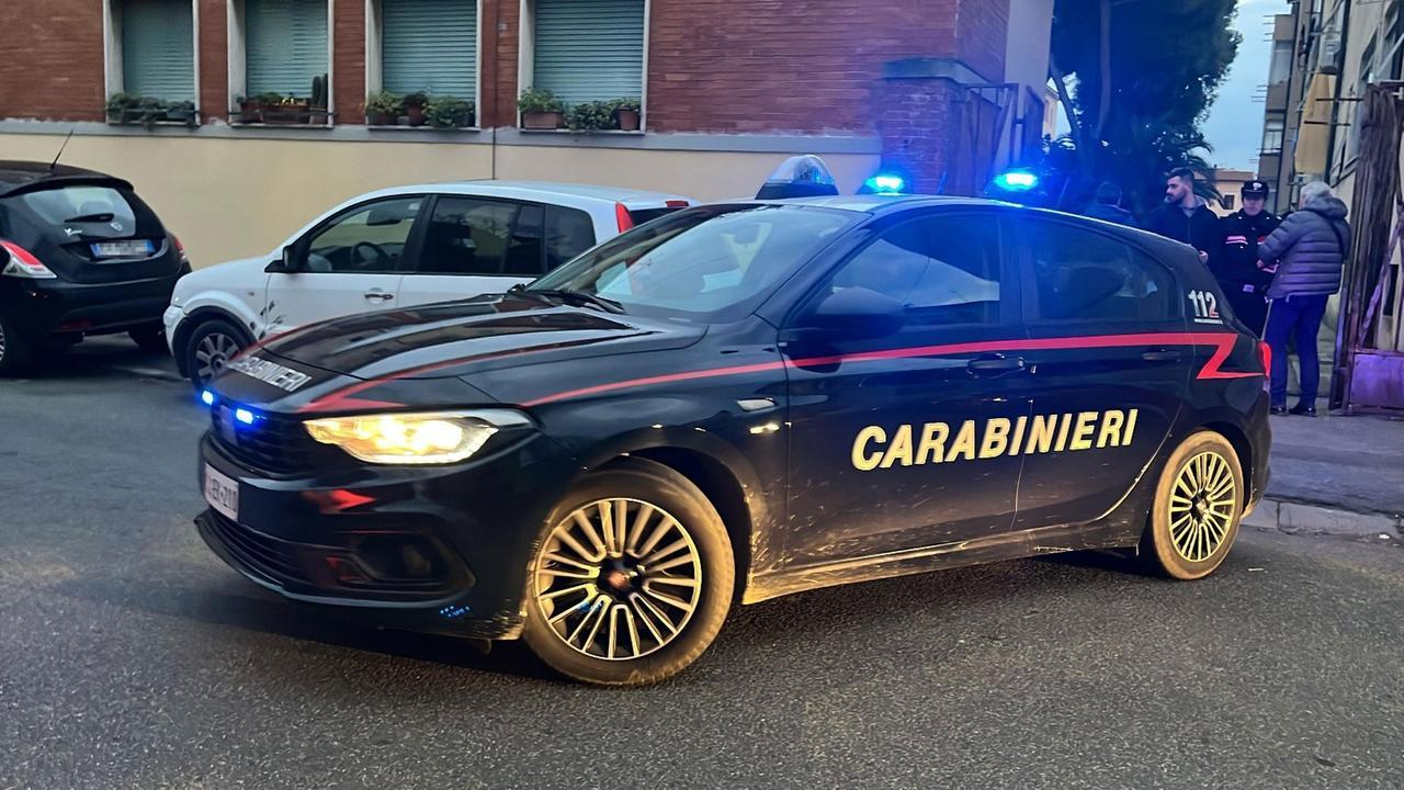 I carabinieri davanti al luogo della tragedia (foto Stick)