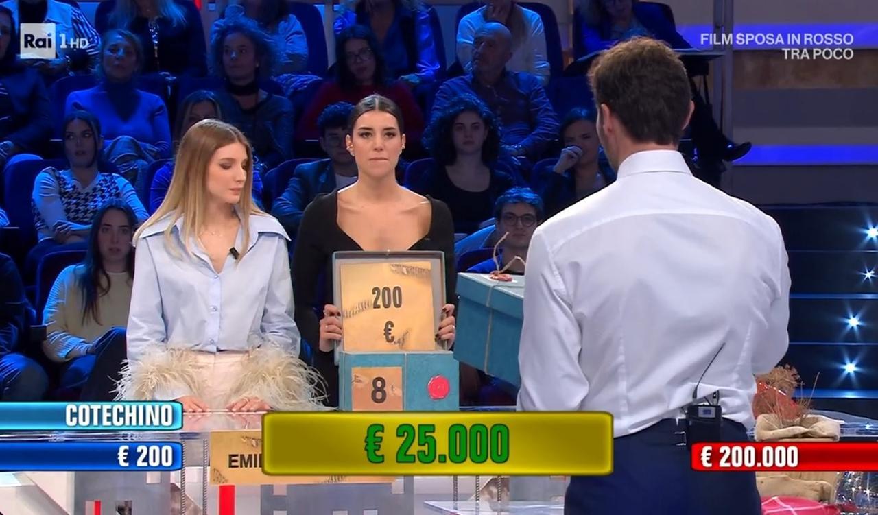 
	Federica Sardo con la sorella Giulia ad Affari Tuoi (foto RaiPlay)

