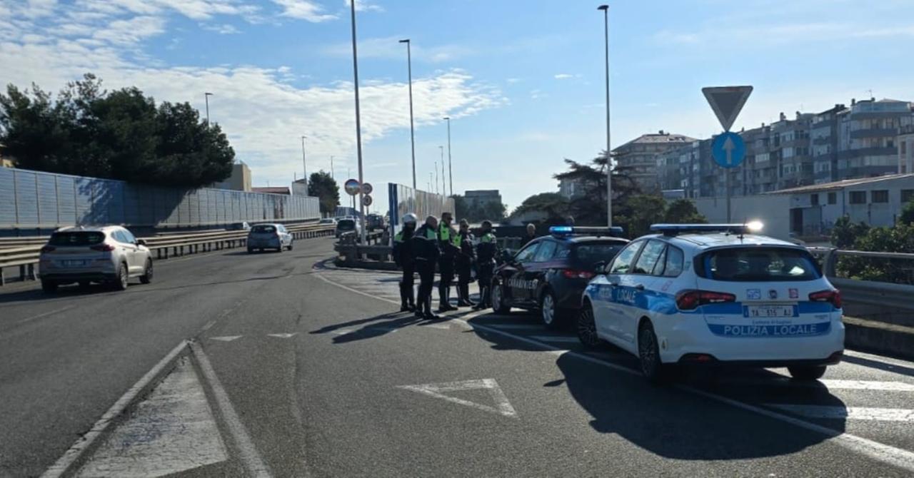 A piedi sull’asse mediano rischia di essere travolto dalle auto: «Andavo al bancomat»