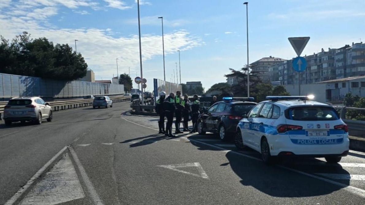 A piedi sull’asse mediano rischia di essere travolto dalle auto: «Andavo al bancomat»