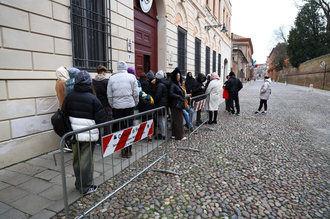 Ferrara, ucraini in coda dalle 3 del mattino per il permesso di soggiorno