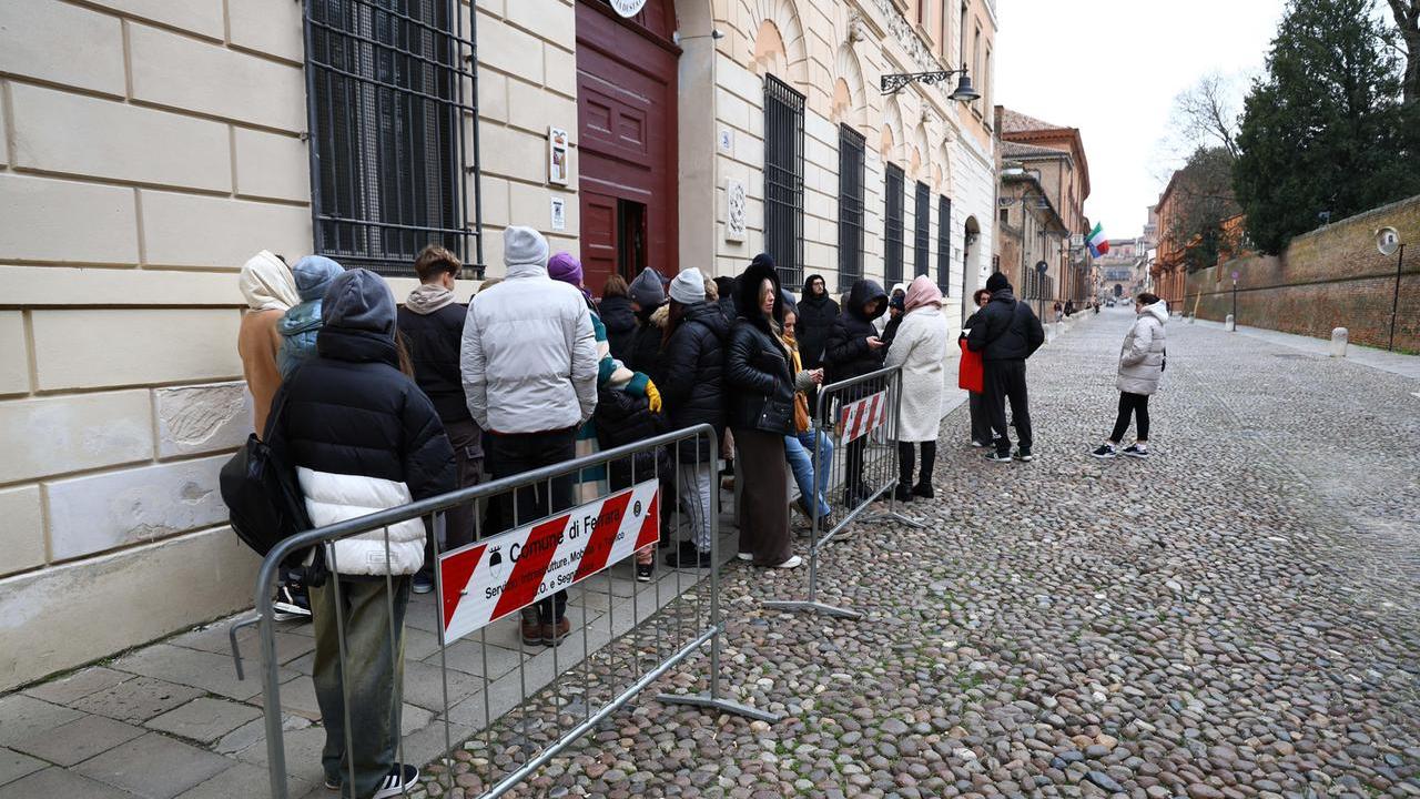 Ferrara, ucraini in coda dalle 3 del mattino per il permesso di soggiorno