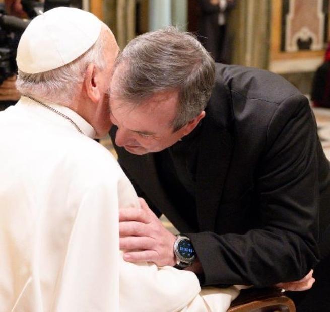 
	L'abbraccio tra Papa Francesco e Padre Paolo

