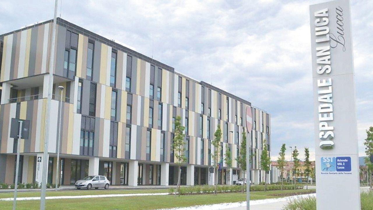 L'ospedale di Lucca (foto d'archivio)