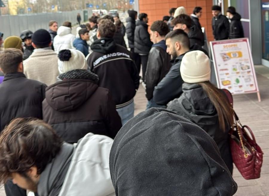 
	La fila questa mattina davanti al Toys Center

