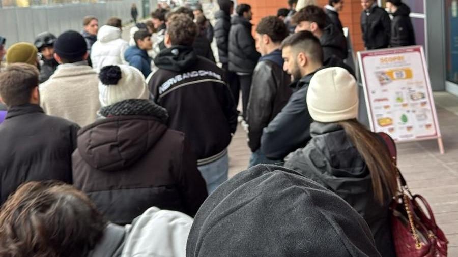 La fila questa mattina davanti al Toys Center