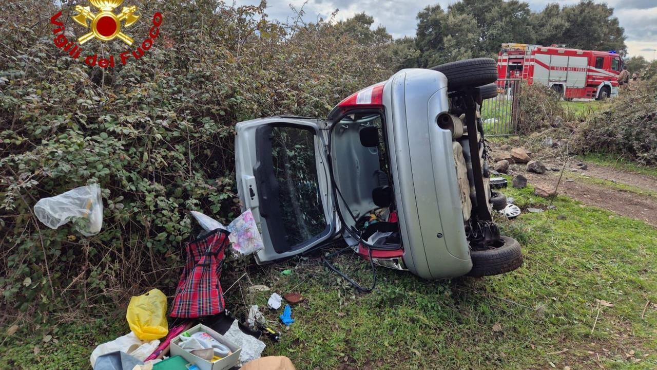 Auto fuori strada, ferita una donna