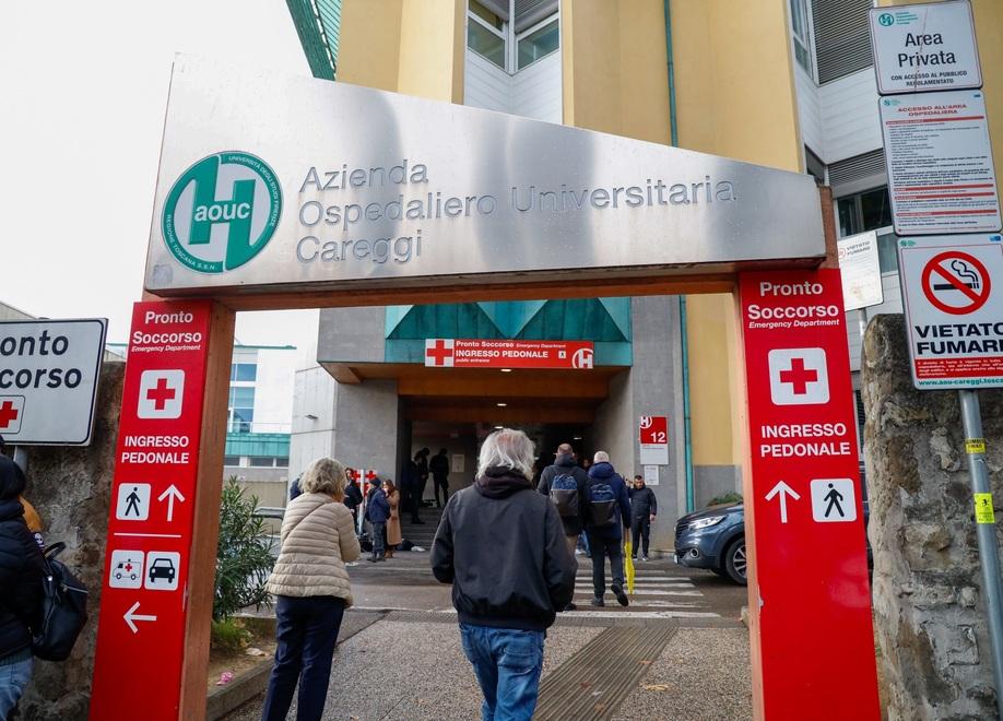 Firenze, garza dimenticata nell’addome di una paziente: chi sono i medici condannati