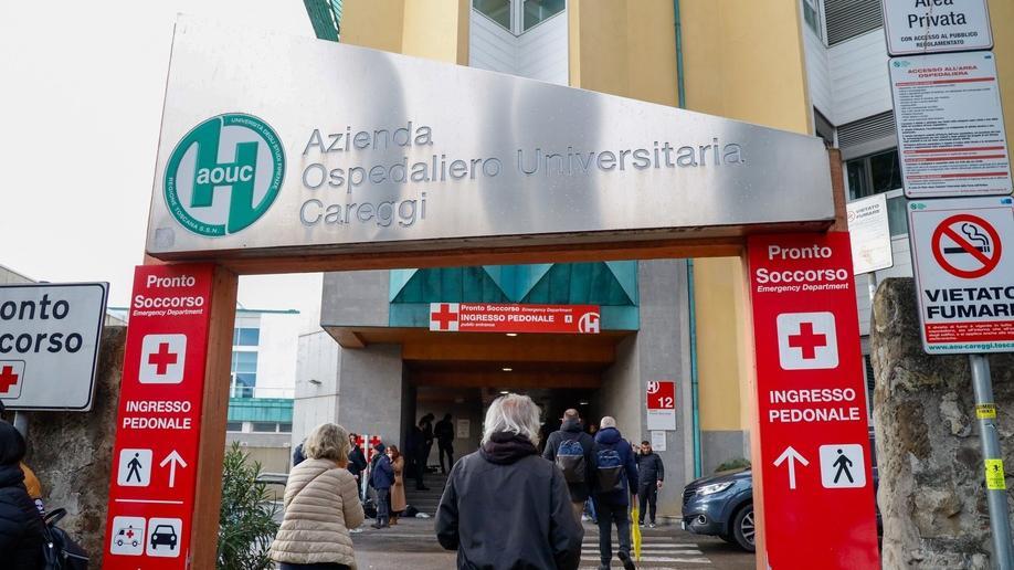 Firenze, garza dimenticata nell’addome di una paziente: chi sono i medici condannati