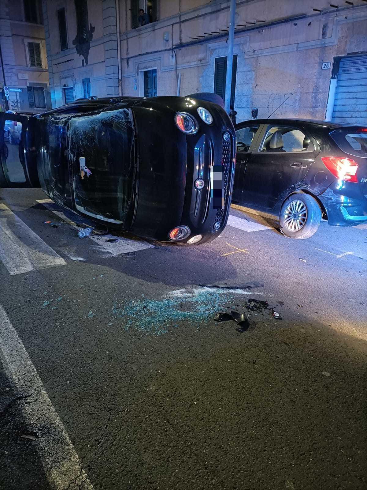 Livorno, si ribaltano con l’auto sul viale del Risorgimento