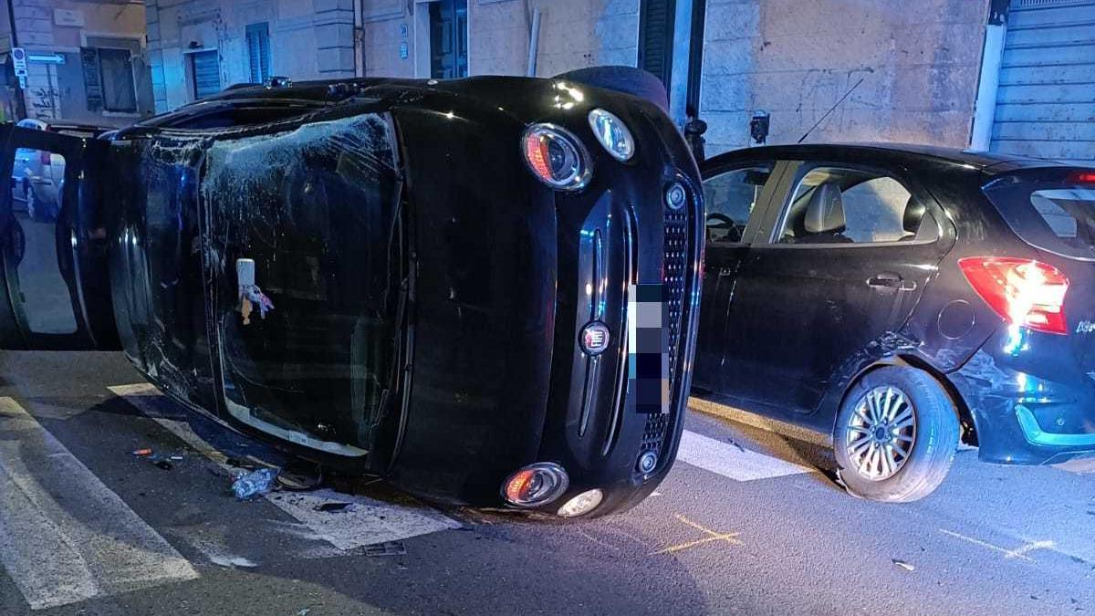 Livorno, si ribaltano con l’auto sul viale del Risorgimento