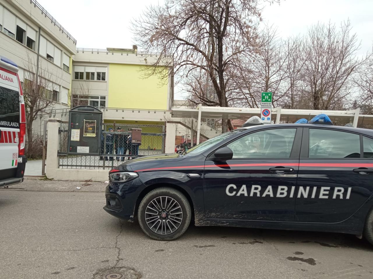 Spruzza spray al peperoncino a scuola, evacuati 500 studenti