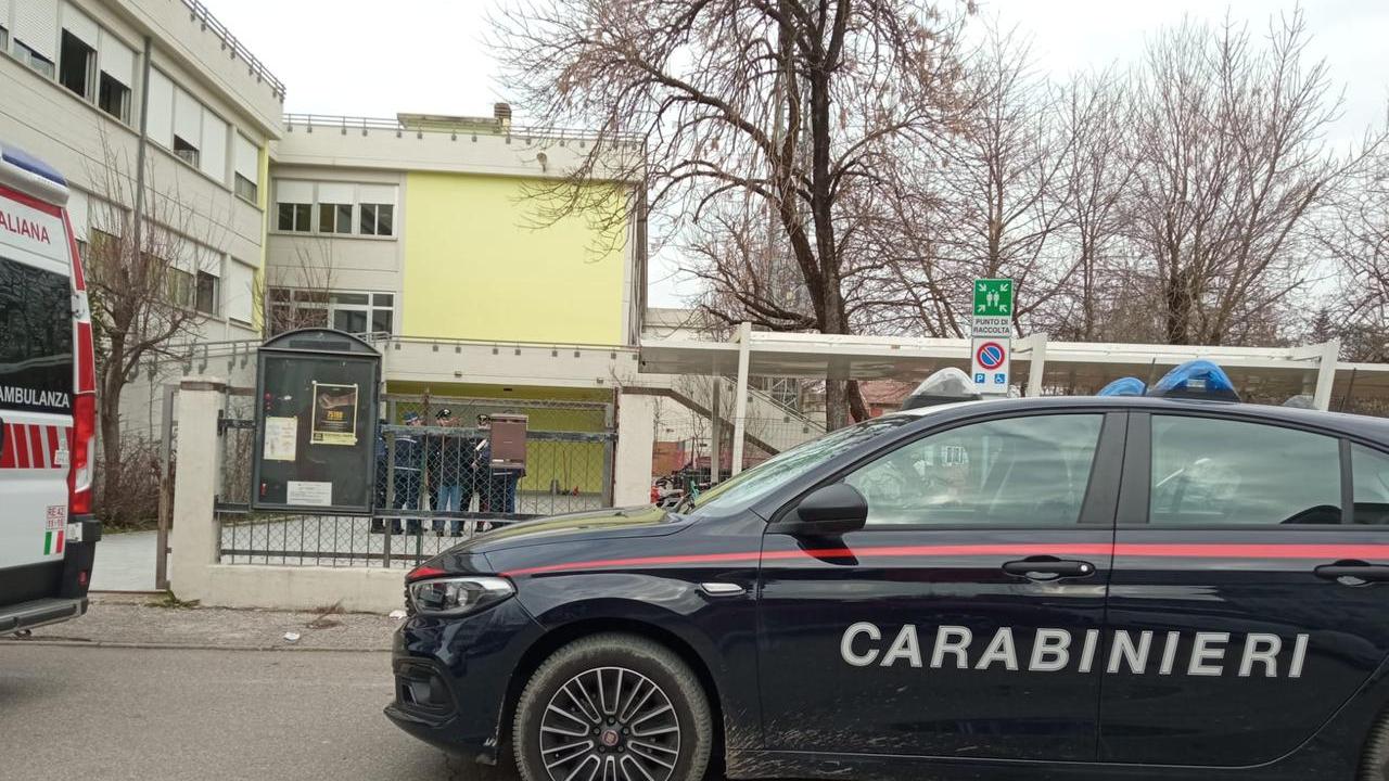 Spruzza spray al peperoncino a scuola, evacuati 500 studenti