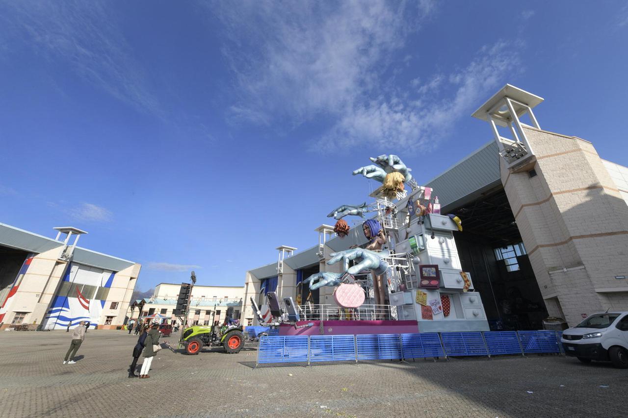 Carnevale di Viareggio, il meteo tira un brutto scherzo: il "compromesso" e il programma di oggi