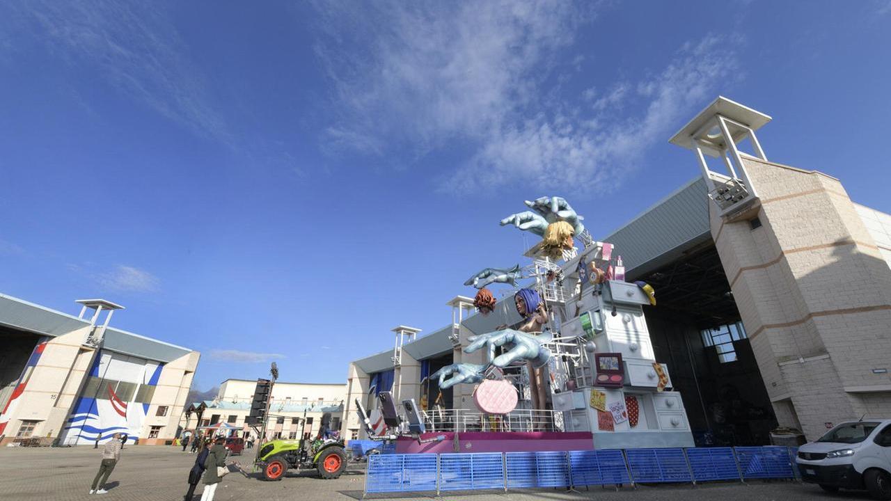 Carnevale di Viareggio, il meteo tira un brutto scherzo: il "compromesso" e il programma di oggi