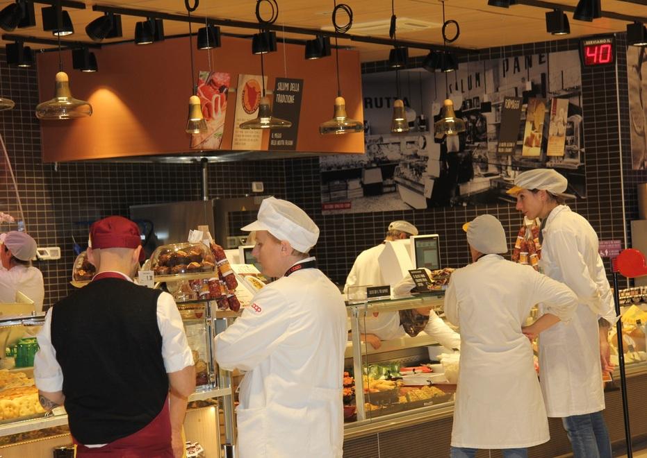 
	Il reparto gastronomia della Coop di via Valentini a Prato

