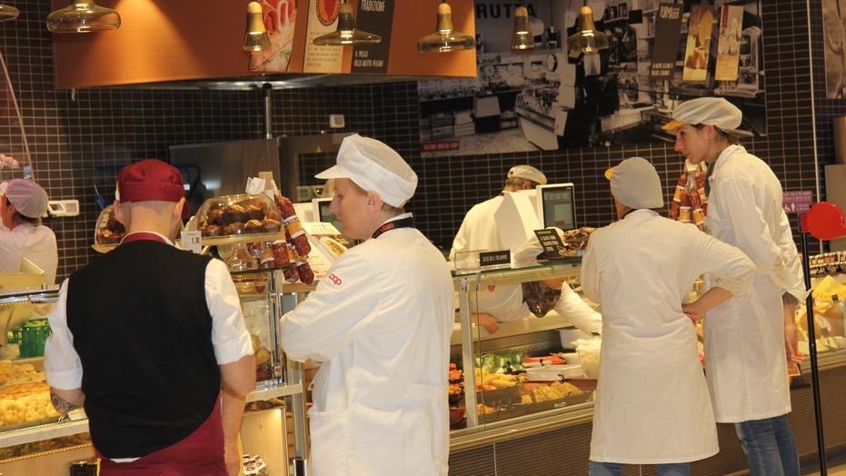 Il reparto gastronomia della Coop di via Valentini a Prato