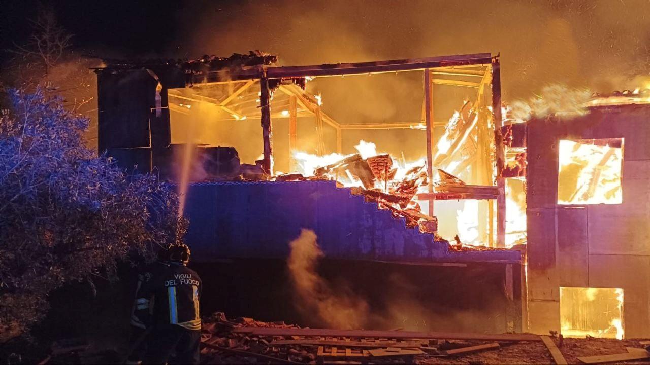 Elba, villetta divorata dalle fiamme: «Un incidente, sono devastato». La possibile causa