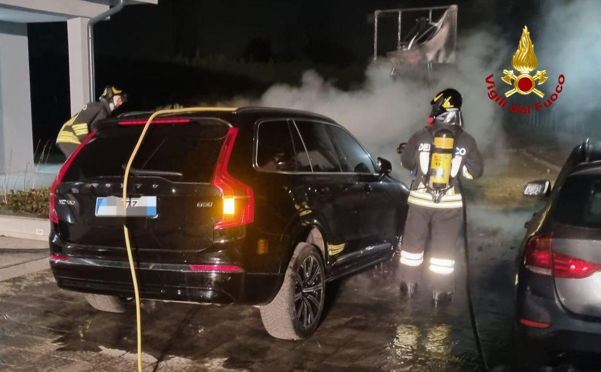 Reggiolo, auto in fiamme: si indaga per incendio doloso