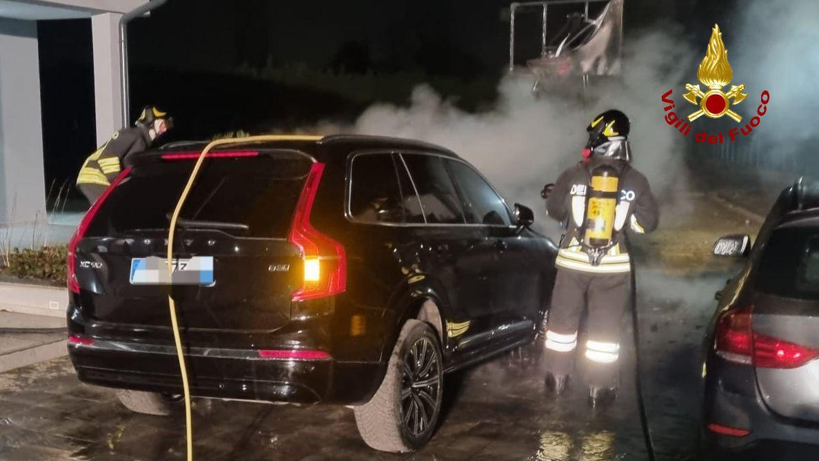 Reggiolo, auto in fiamme: si indaga per incendio doloso