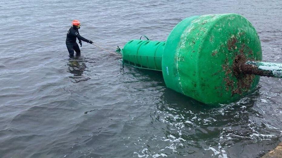Quattro metri d’onda alla Bellana: «Così la boa è andata alla deriva»