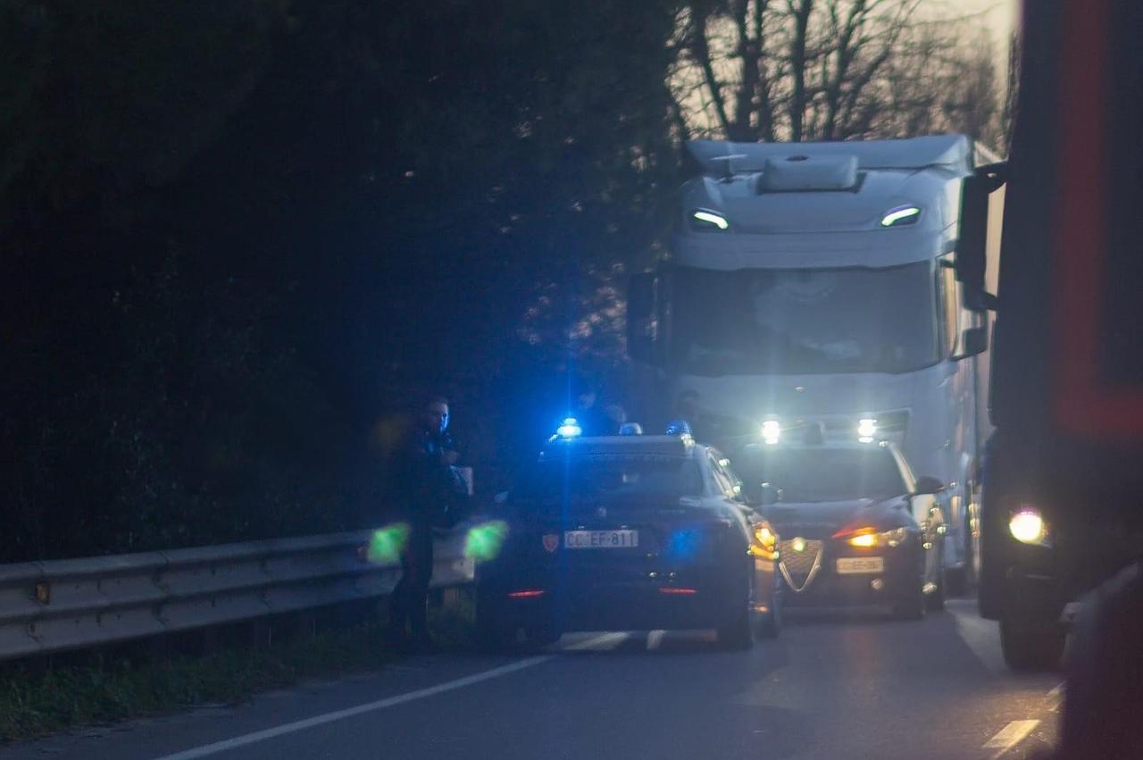 Comacchio, punta la pistola al rivale e fugge