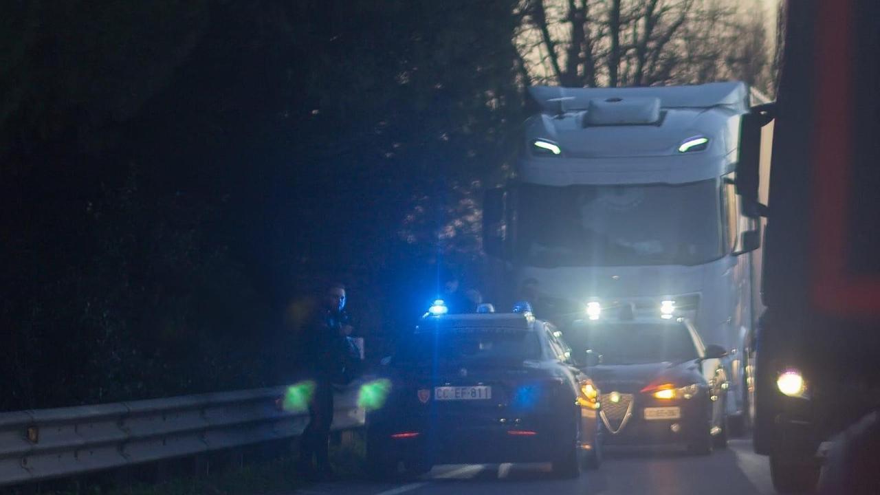 Comacchio, punta la pistola al rivale e fugge