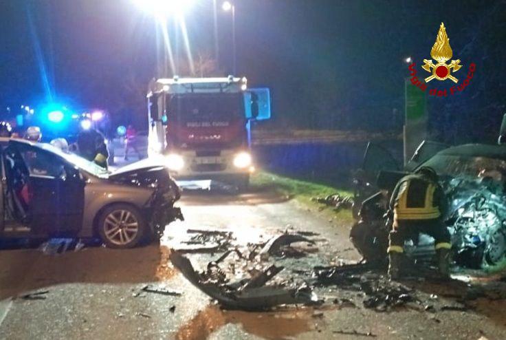 Schianto in via Hiroshima, un conducente rimane incastrato nell’auto