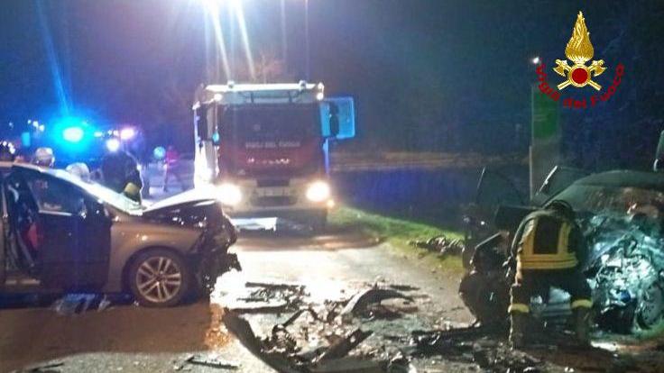 Schianto in via Hiroshima, un conducente rimane incastrato nell’auto