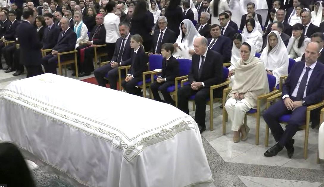 Preghiere e omaggi silenziosi: a Lisbona i funerali dell’Aga Khan