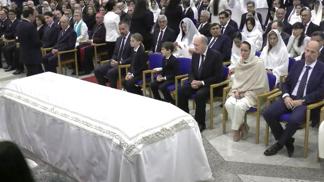 Preghiere e omaggi silenziosi: a Lisbona i funerali dell’Aga Khan
