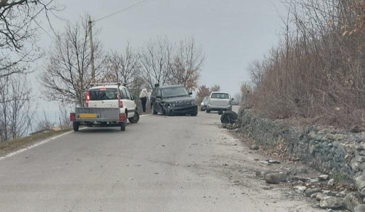 
	Il suv Land Rover dopo lo schianto

