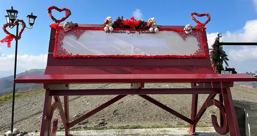 La panchina gigante addobbata per la festa di San Valentino