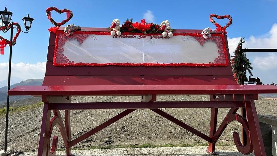 La panchina gigante addobbata per la festa di San Valentino