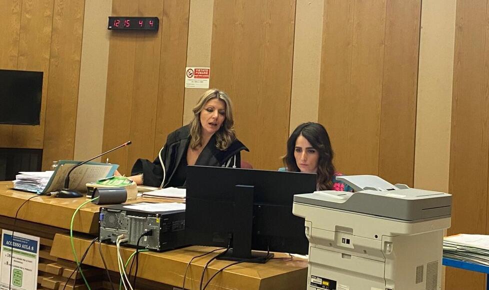 Con il foglio rosa e ubriaco si schianta contro un albero