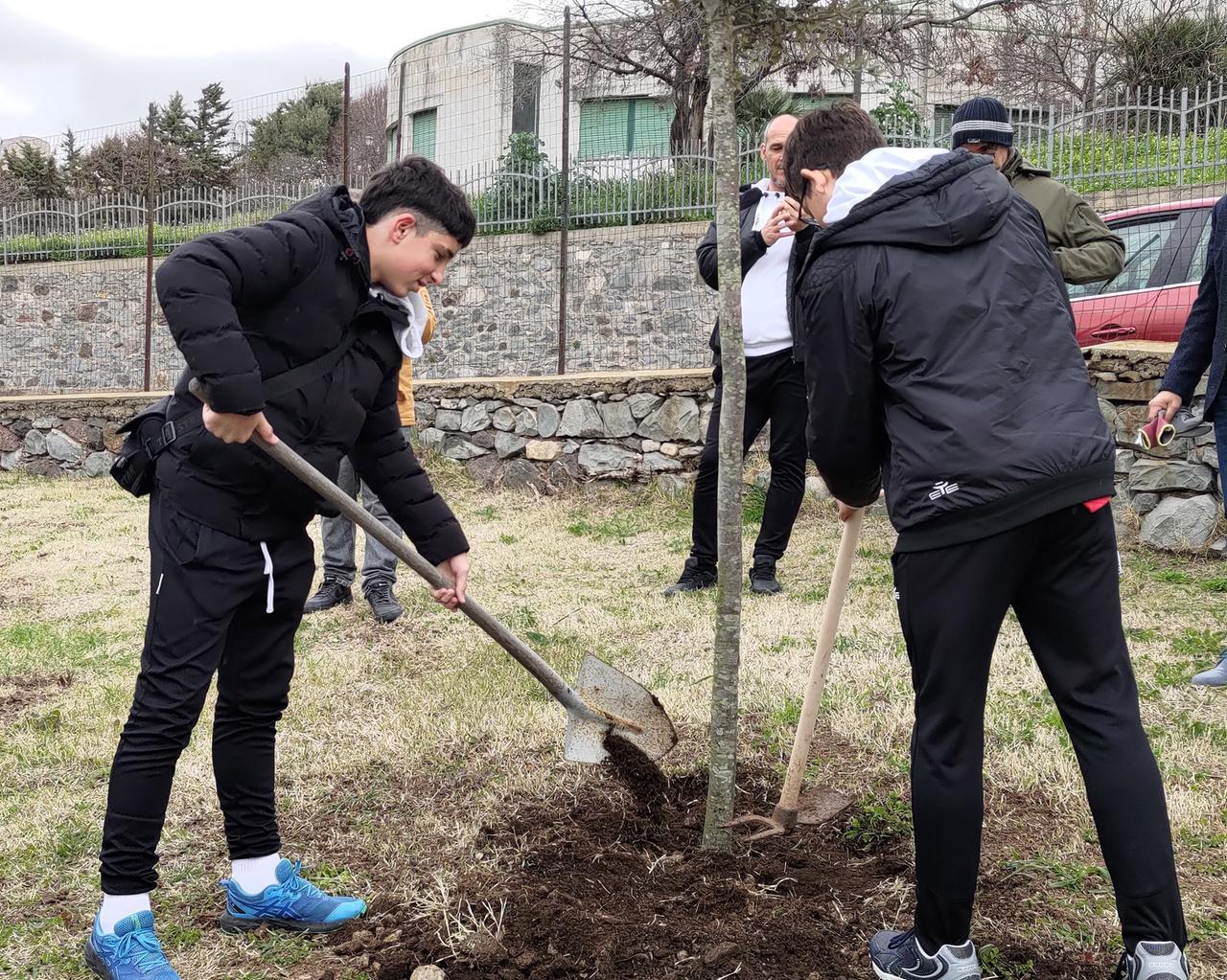 Solidarietà al Montiferru dopo l’incendio del 2021, Figc Sardegna dona 250 nuovi alberi